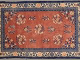 un tapis oriental orange et bleu orné de fleurs
