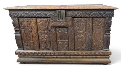 un vieux coffre en bois avec des gravures et des sculptures sur les côtés
