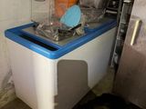 un petit réfrigérateur avec un couvercle bleu et un couvercle bleu