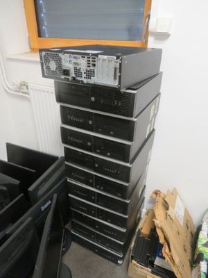 de nombreux appareils électroniques empilés les uns sur les autres