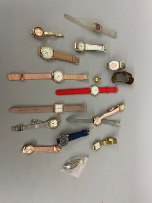 de nombreux modèles de montres exposés sur une table
