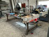 une photo d'un établi dans un atelier, avec des outils