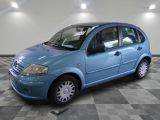 la photo d'une voiture bleue garée dans un garage