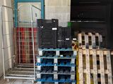 de nombreuses palettes de bois empilées les unes sur les autres dans un entrepôt