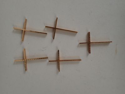 RELIGIOSA Lot de cinq pendentifs croix en métal doré. - Photo 1