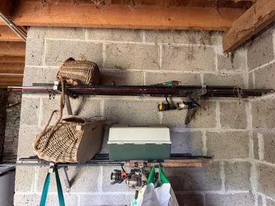 un porte-skis sur lequel sont posés des skis, des bâtons et un panier