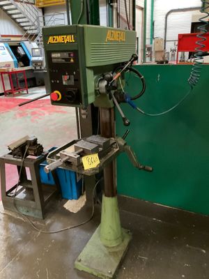 l'image d'une machine dans un garage