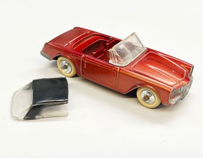 une petite voiture rouge à côté d'une petite voiture noire
