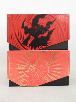 deux boîtes rouges et noires sur lesquelles est représenté un dragon