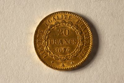une image d'une pièce d'or sur une surface blanche