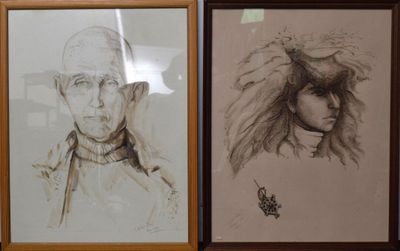deux dessins encadrés représentant un homme et une femme, accrochés au mur