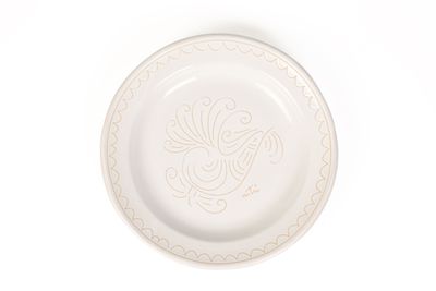 GRECE, XXème siècle. Plat creux circulaire en céramique blan…