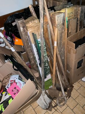 une pile de cartons et une pelle par terre