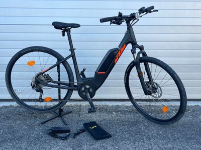 une photo d'un vélo garé devant la porte d'un garage