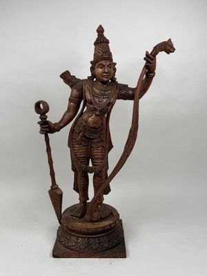 une statue en bronze représentant un homme hindou tenant un bâton