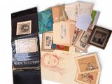 une pile de vieux papiers et de photos posée sur une table