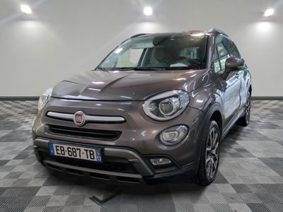 La voiture est garée sur un sol à damier dans le garage.