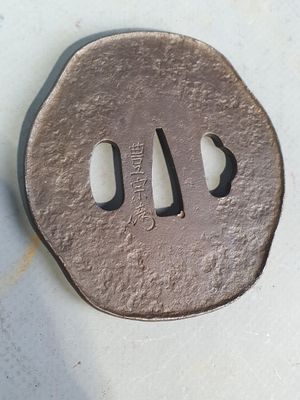 Tsuba légèrement mokko-gata en fer, le mimi en relief de typ…