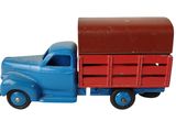 un camion jouet avec un tonneau à l'arrière