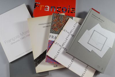 plusieurs livres sont empilés sur une table