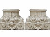paire d'urnes anciennes en marbre blanc ornées de motifs floraux