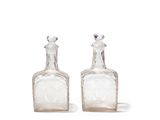 deux bouteilles en verre transparent avec des bouchons argentés, posées l'une à côté de l'autre