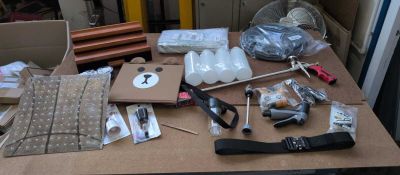 une table sur laquelle se trouvent de nombreux objets