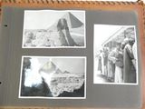photos de personnes posant devant une image représentant une pyramide
