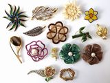 de nombreux types de broches, présentées sur un fond blanc