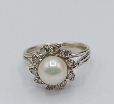 une bague en perle blanche et diamants