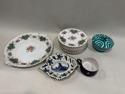 Plusieurs assiettes et bols sont posés sur une surface blanche.