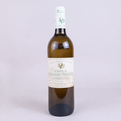 une image représentant une bouteille de vin blanc sur fond blanc