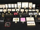de nombreux parfums de toutes sortes posés sur une table noire