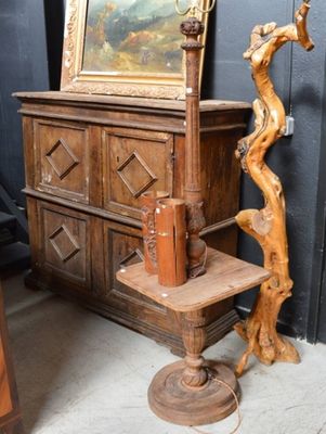 une photo d'une table en bois sur laquelle est posé un miroir