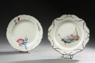 paire d'assiettes en porcelaine ornées de motifs d'oiseaux et de fleurs