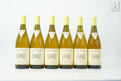 six bouteilles de vin sont alignées sur une table