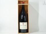 une bouteille de vin dans un coffret en bois sur une table