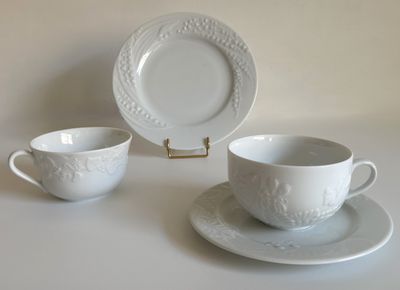 deux tasses et soucoupes posées sur une table blanche