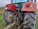 un tracteur garé dans l'herbe