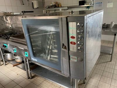 un four argenté trônant au milieu d'une cuisine