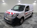 la camionnette blanche est garée sur un sol en damier dans le garage