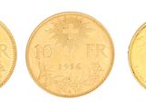 trois types différents de pièces d'or sur fond blanc