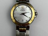 une image d'un gros plan d'une montre-bracelet sur une surface blanche