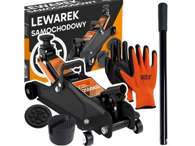 un gros plan sur une boîte contenant une paire de gants et une autre paire de gants