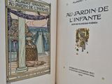 un livre ouvert sur lequel figure une femme