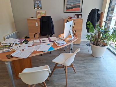 un bureau avec une chaise et un ordinateur dessus