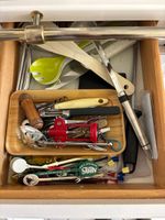 Contenu de deux tiroirs de la cuisine comprenant couverts, t… (photo 6)