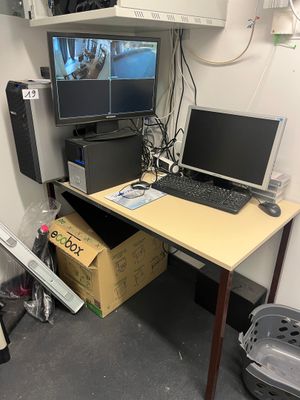 un bureau sur lequel sont posés deux écrans et un ordinateur portable