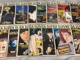 tout un tas de bandes dessinées empilées sur le lit