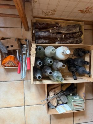de nombreuses bouteilles et ustensiles sur les étagères de la cuisine